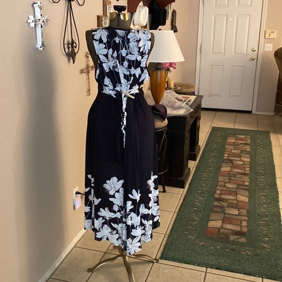 𝅺👗 Beautiful Black & White Wrap Style Floral Dress. - Picture 6 of 8
